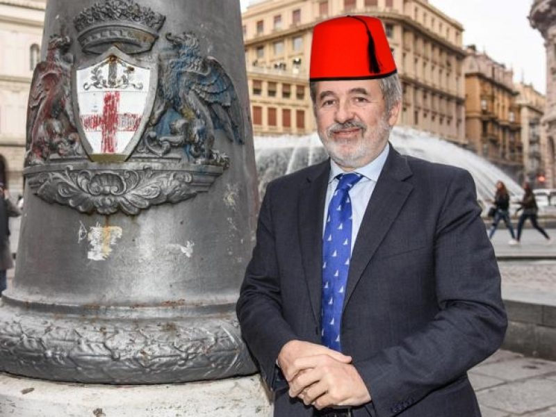 Genova - Pro vita: per testare libertà di espressione del sindaco affiggerò manifesti dove Bucci indossa il fez.